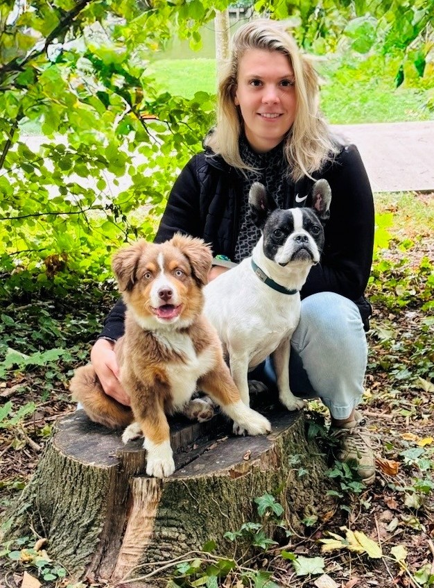 Marie-Eve avec deux chiens en extérieur